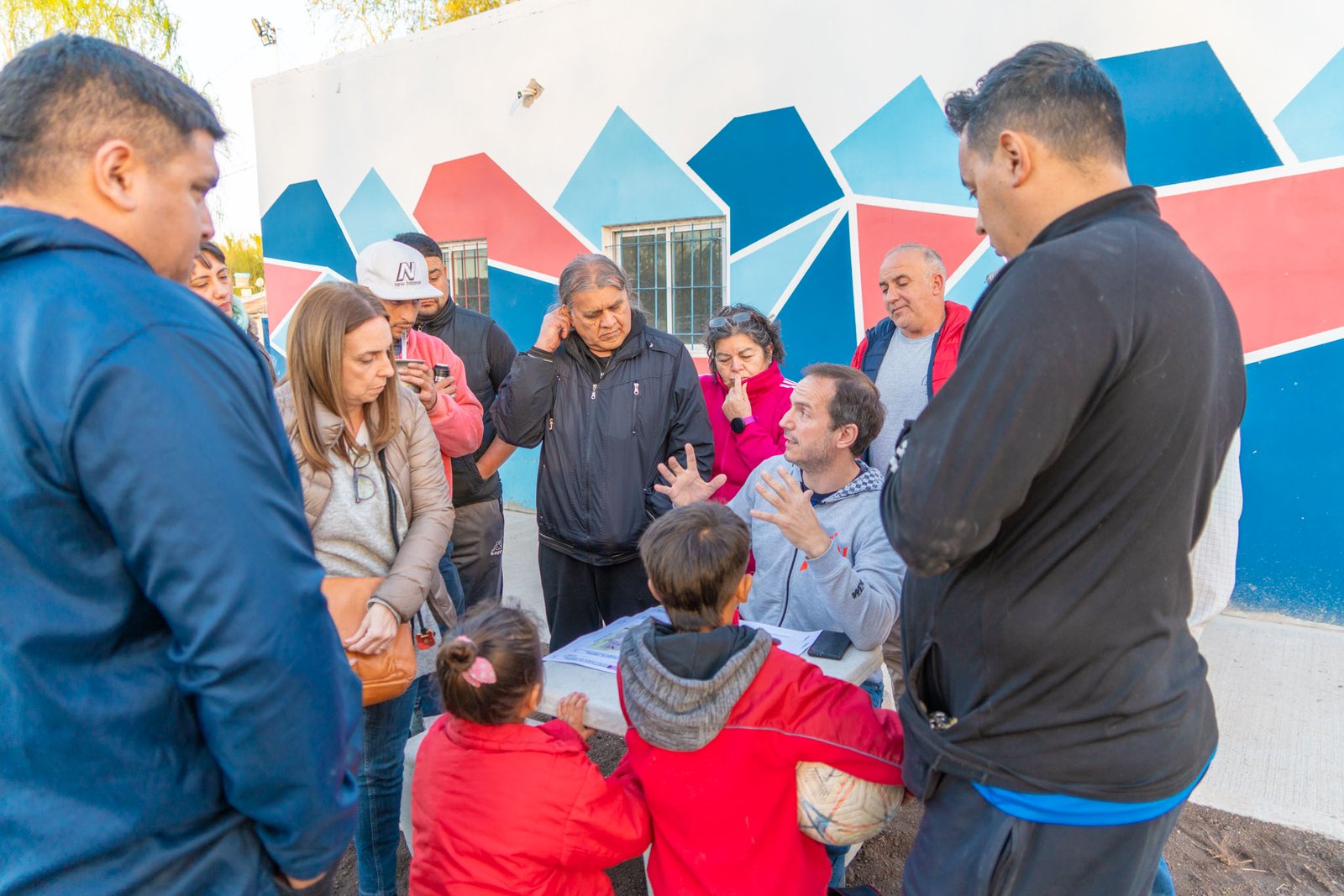 Abella compartió con vecinos el avance de la obra del playón